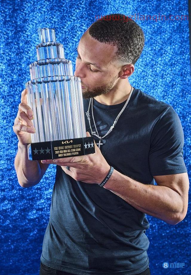 NBA全明星官推晒库里手捧AMVP奖杯定妆照：恭喜库里