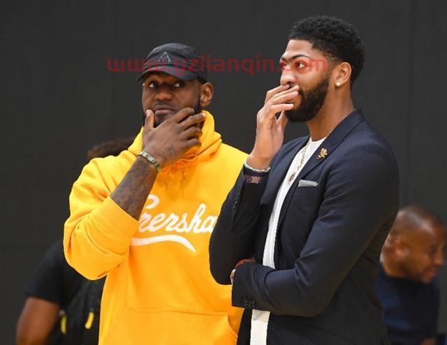 ***将直播NBA总决赛第五场，湖人手握赛点穿曼巴球衣出战
